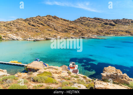 Belle plage Monastiri avec azure mer peu profonde de l'eau sur l'île de Paros, Grèce Banque D'Images