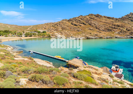 Belle plage Monastiri avec azure mer peu profonde de l'eau sur l'île de Paros, Grèce Banque D'Images