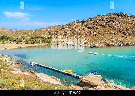 Belle plage sur l'île de Paros Monastiri, Grèce Banque D'Images