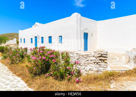 Rue avec maisons grecques traditionnelles blanches sur l'île de Paros, Grèce Banque D'Images