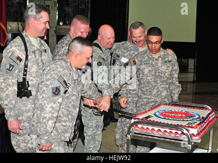 Couper les soldats du gâteau d'anniversaire de la Garde nationale lors d'une célébration à l'Palace Al Faw, camp Victory, à Bagdad, dimanche, 13 déc. De gauche à droite, le Lieutenant-colonel Charles Cody, Braintree, Massachusetts, commandant du 101e bataillon du génie, de la commande ; le Sgt. Le major Peter Chase, Derry, N.H., 101e bataillon du génie ; le sergent-major, le général Peter Aylward, commandant général adjoint pour les forces de sécurité irakiennes, Arlington, Va. ; Major-général Richard C. Nash, commandant d'infanterie, 34e Division 'Red Bull' ; le brigadier. Le général Donald Currier, Commandant, 49e Brigade de police militaire ; PFC. Jeramie Burgos, Worcester, Mass., 101e Faculté Sciences ... Banque D'Images