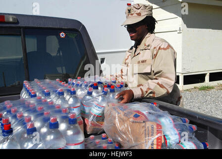 GUANTANAMO BAY, Cuba - La Marine de Maître de 3e classe Tania Gedeon, spécialiste de programmes à caractère religieux d'un groupe de travail conjoint Guantanamo, les déchargements bouteilles d'eau potable au Camp Nord, le 15 décembre 2009. Le programme de soutien religieux à la Force opérationnelle Guantanamo prend en charge tous les besoins spirituels des membres de la foi publique. Guantanamo la foi mène sûr, humain, juridique et transparent le soin et la garde des détenus, y compris ceux qui ont été condamnés par une commission militaire et ceux commandés libéré par un tribunal. La foi mène des activités de collecte, d'analyse et de diffusion pour la protection des détenus et perso Banque D'Images