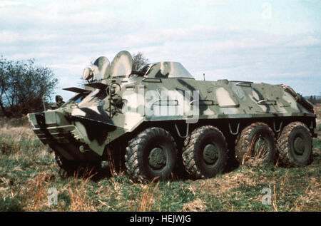 Une vue avant gauche d'un Soviétique BTR-60PB armored personnel carrier. BTR-60PB gauche avant Banque D'Images