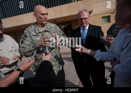 091219-N-0696M-300 Le Général Ray Odierno, le commandant des forces multinationales en Irak et l'Ambassadeur américain en Irak, Christopher Hill parler aux médias à l'ambassade des États-Unis à Bagdad Iraq le 19 décembre 2009. (Photo du département de la communication de masse en 1ère classe Spécialiste Tchad J. McNeeley/Flickr) Parution - l'armée américaine - Le général Odierno parle aux médias à propos de l'Iraq Banque D'Images