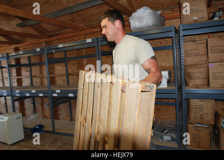 GUANTANAMO BAY, Cuba - Le Sergent de l'armée. Jordan Wheeler, un spécialiste de l'approvisionnement avec le 525e Bataillon de la Police militaire, qui réorganise la fourniture bureau au Groupe de travail conjoint Guantanamo, 28 décembre 2009. Les membres du 525e Bataillon MP sont stationnés ici sur 12 mois rotations et fournir une partie de la force de garde à l'intérieur de la détention à Guantanamo de la foi. Guantanamo la foi mène sûr, humain, juridique et transparent le soin et la garde des détenus, y compris ceux qui ont été condamnés par une commission militaire et ceux commandés libéré par un tribunal. La foi mène des activités de collecte, d'analyse et d'disseminatio Banque D'Images