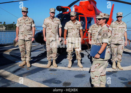 GUANTANAMO BAY, Cuba - Garde côtière le Cmdr. Charlene Downey, commandant de la sécurité et sûreté maritimes, 91103 L'équipe se prépare à la promotion de cinq gardes côte sur le pont d'un garde-côtes à la station navale des États-Unis à Guantanamo Bay, le 31 décembre 2009. 91103 de la TDDSM est déployée à Guantanamo Bay pour effectuer la lutte anti-terrorisme et droits de protection de la force opérationnelle interarmées de Guantanamo. Guantanamo la foi mène sûr, humain, juridique et transparent le soin et la garde des détenus, y compris ceux qui ont été condamnés par une commission militaire et ceux commandés libéré par un tribunal. La foi mène intelligen Banque D'Images