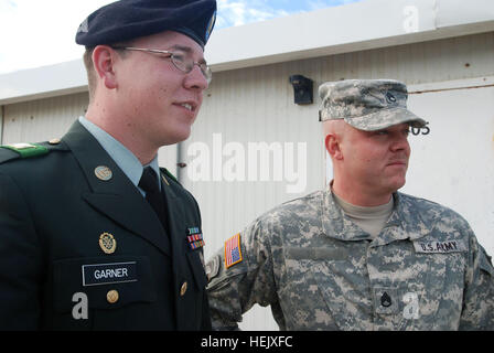 GUANTANAMO BAY, Cuba - Le Sergent de l'armée. Justin Garner et le sergent de l'armée. 1re classe James Anderson, internement/spécialistes de réinstallation à la Force opérationnelle de Guantanamo 189e Compagnie de Police militaire, se préparer à comparaître devant un comité de promotion pour Garner, janv. 5, 2010. Le 189e MP Co. fait partie de la 525e Bataillon MP, avec des membres déployés ici sur les rotations de 12 mois et offre une partie de la force de garde à l'intérieur de la détention à Guantanamo de la foi. Guantanamo la foi mène sûr, humain, juridique et transparent le soin et la garde des détenus, y compris ceux qui ont été condamnés par une commission militaire et ceux Banque D'Images