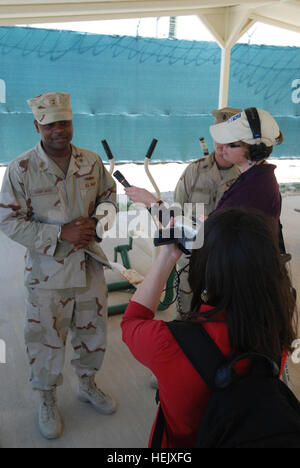 GUANTANAMO BAY, Cuba - Les membres de l'Espagne Telecinco et Public Radio International interview le Groupe de travail conjoint du camp de Guantanamo 4 sous-officier responsable lors d'une récente tournée des médias, janv. 5, 2010. Les médias du monde entier visitent le Groupe de travail conjoint pour Guantanamo visites guidées de la détention et des entrevues avec des membres du service dans le but d'obtenir une vue de première main du détenu. Guantanamo la foi mène sûr, humain, juridique et transparent le soin et la garde des détenus, y compris ceux qui ont été condamnés par une commission militaire et ceux commandés libéré par un tribunal. La foi mène Banque D'Images