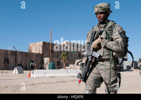 Le Sgt. Brandon Ford, originaire de Fresno, Californie, chef d'équipe, 3e Stryker Brigade Combat Team, 2e Division d'infanterie, promenades dans les rues de Shar-e-Tiefort pendant une patrouille à pied avec la police nationale afghane au centre national d'entraînement, le 14 août. Servir dans la section de police militaire, également connu sous le nom de "chasseurs de têtes." Les chasseurs de rechercher leurs partenaires afghans 444738 Banque D'Images