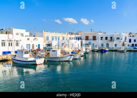 L'amarrage des bateaux de pêche dans le port de Naoussa sur l'île de Paros, Grèce Banque D'Images