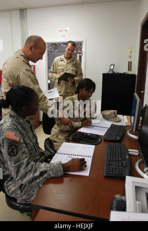 GUANTANAMO BAY, Cuba - avec les membres de la Task Force Conjointe Guantanamo supply office train sur leur système d'inventaire électronique, le 6 janvier 2010. La fourniture bureau offre des fournitures pour tous de la FOI Guantanamo. Guantanamo la foi mène sûr, humain, juridique et transparent le soin et la garde des détenus, y compris ceux qui ont été condamnés par une commission militaire et ceux commandés libéré par un tribunal. La foi mène des activités de collecte, d'analyse et de diffusion pour la protection des détenus et du personnel travaillant dans la foi et à l'appui des installations de Guantanamo de la guerre contre le terrorisme. JTF provid de Guantanamo Banque D'Images