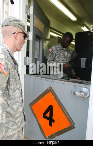 GUANTANAMO BAY, Cuba - un membre de la 193e Compagnie de Police Militaire, 525e Bataillon MP, vérifie son arme dans la salle d'armes après un nettoyage à l'Équipe spéciale mixte Guantanamo, le 7 janvier 2010. Les membres du 525e Bataillon MP sont stationnés ici sur 12 mois rotations et fournir une partie de la force de garde à l'intérieur de la détention à Guantanamo de la foi. Guantanamo la foi mène sûr, humain, juridique et transparent le soin et la garde des détenus, y compris ceux qui ont été condamnés par une commission militaire et ceux commandés libéré par un tribunal. La foi mène des activités de collecte, d'analyse et de diss Banque D'Images