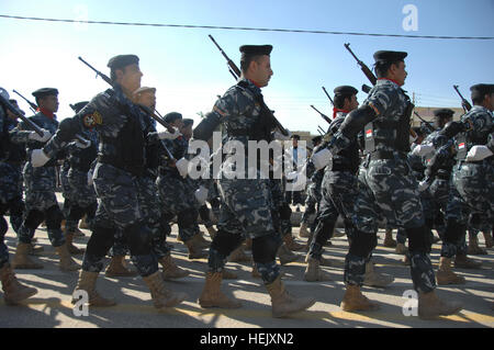 Des policiers irakiens en mars lors d'un défilé de cadence en leur honneur près du centre de commandement conjoint provincial dans la région de Nassiriya, Dhi Qar, 9 janvier. Les officiers ont célébré l'anniversaire de la fondation de la Force de police irakienne en 1921. Défilé de la police iraquienne 238785 Banque D'Images