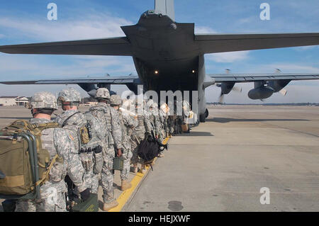 Des parachutistes, troupe Bravo 1-73 Cav, 2e Brigade Combat Team, 82nd Airborne Division planche sur un C-130 Hercules au Pope Air Force Base début 14 janvier à déployer à l'appui du tremblement de terre qui a eu lieu dans la capitale de Port-au-Prince, Haïti. La 2ème BCT est la 82e Division aéroportée à l'échelle mondiale qui a été la force de réaction de la formation pour les missions d'intervention d'urgence dans le monde réel. 82Nd Airborne part pour Haïti 239823 Banque D'Images