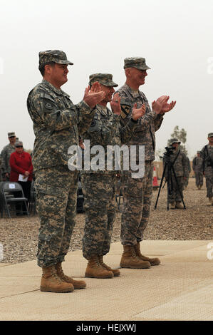 (De gauche), le général commandant de Terry Wolff 1st Armored Division, le Lieutenant-général Charles Jacoby, commandant général adjoint de Forces-Iraq, et commandant du Corps, et le Major Daniel Bolger, commandant de la 1re division de cavalerie, sourire et applaudir au rythme de la 1ère Division de cavalerie chant-thème 'Garry Owen' au cours d'une cérémonie de transfert d'autorité menée au camp Liberty le 13 janvier. La cérémonie a été menée pour signifier que la 1ère Armd. Div. avait assumé la responsabilité de l'environnement opérationnel américain Division-Center à partir de la 1st Cav. Div. Les soldats de fer d'assumer la responsabilité de Bagdad Environnement opérationnel Banque D'Images