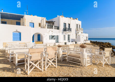 L'architecture grecque blanc sur le port de Naoussa Paros island, Grèce Banque D'Images