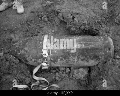 Un Mk13 1 000 livre bombe a été découvert par les travailleurs de la construction d'excaver la terre derrière une petite installation industrielle près de Mt. Goles, au Kosovo. Le site fut le foyer de bunkers de munitions yougoslave pendant le conflit au Kosovo. Il est probable que la bombe non explosée a été volontairement abandonnée au cours de la campagne de bombardements de l'OTAN, 1999 selon Cpt. Frank Pangelinan, commandant de la 217e compagnie des explosifs et munitions, déployé au Kosovo dans le cadre du groupement tactique multinational- Est. La Garde Nationale de Californie est arrivé au Kosovo en septembre 2012. Depuis, ils ont répondu à l'incid 94 Banque D'Images