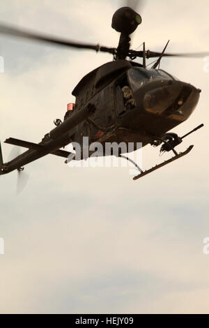 Un hélicoptère OH-58 Kiowa Warrior prend son envol après l'équipage a effectué une classe de formation de familiarisation de l'hélicoptère sur la base d'opération avancée Bernstein, l'Iraq, le 17 janvier. 241757 Classe hélicoptère Banque D'Images