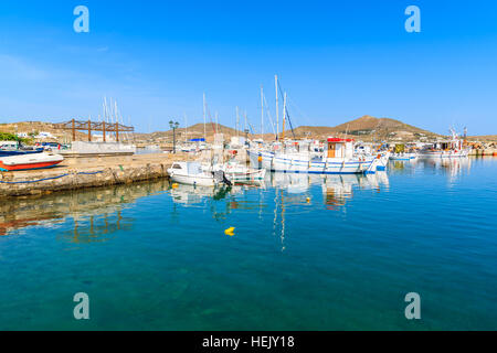 Vue de l'ancrage des bateaux de pêche dans le port de Naoussa, l'île de Paros, Grèce Banque D'Images