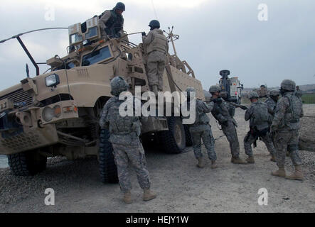 Les soldats de la police militaire mènent des opérations de récupération de véhicules dans la province de Ninewa, en Irak, le 18 janvier, en utilisant des câbles de remorquage pour extraire les véhicules du MRAP avec l'appui d'une force de réaction rapide. Banque D'Images