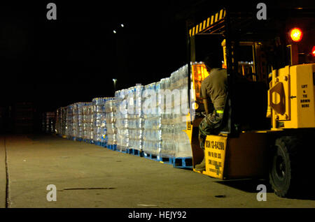 Les marins à la manutention du fret maritime le bataillon basé à Williamsburg, en Virginie, l'étape de palettes de l'eau à la station navale des États-Unis à Guantanamo Bay, le 24 janvier. Le bataillon reçoit, étapes, et les stocks de fournitures qu'ils arrivent en vue d'être envoyés en Haïti dans le cadre de l'opération réponse unifiée. Marine à l'appui de l'opération réponse unifiée 244687 Banque D'Images