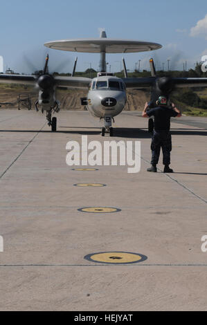 Un membre de service dirige un E-2C Hawkeye avion en position à la base navale américaine de Guantanamo Bay Station d'aviation, le 26 janvier 2010. L'E2-C fournit un canal d'information pour l'exploitation d'avions sur Haïti et l'aide à la coordination de la circulation aérienne dans le cadre de l'opération réponse unifiée. L'opération réponse unifiée 244935 Banque D'Images