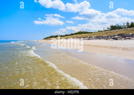 Des vagues de la mer Baltique sur une plage de sable à Lubiatowo village, Pologne Banque D'Images