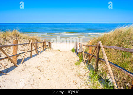 Entrée de la plage de sable fin sur la côte de la mer Baltique, la Pologne village près de Lubiatowo Banque D'Images