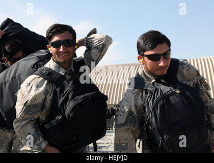 Les troupes de patrouille frontalière afghane outpost Lone Star, province de Nangarhar attendre à bord de l'hélicoptère CH-47 Chinook en route vers la base de Falcon, Konar province. Le transport assuré par 3-17 CAV, 3e Brigade d'aviation de combat, 4 février 2010. (U.S. Photo de l'armée par la CPS. Victor Egorov) Chinook de la Police nationale afghane Ride 251109 Banque D'Images