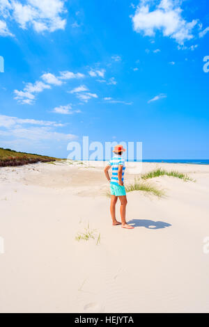 Jeune femme debout dans touristique sur la plage de sable blanc Debki, mer Baltique, Pologne Banque D'Images