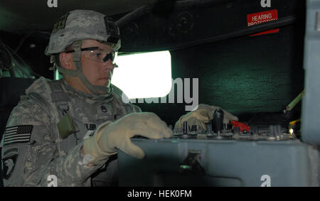 L'AÉRODROME DE BAGRAM (Afghanistan) -- Le s.. Mark Taylor, ingénieur de combat avec l'Administration centrale, l'Administration centrale, 3e Compagnie du Bataillon de soutien, 3e Brigade, 101e Division aéroportée, contrôle un talon robot de neutralisation des explosifs à travers un panneau de contrôle vidéo dans le cadre de coup en Place-Theater La formation spécifique, le 24 février. Un objectif principal de la formation était la façon de bien faire fonctionner les robots NEM. (Photo de la CPS de l'armée américaine. Jay Venturini, 304th Détachement des affaires publiques) permet la formation d'ingénieurs dans la lutte contre les IED 255106 Banque D'Images