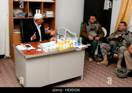 Abdullah Abdullah Najim, directeur d'une école primaire pour les garçons en Rawah, Iraq, répond à des questions au sujet de son rouleau de l'école comme un centre de vote pour les prochaines élections nationales irakiennes au colonel Mark R. bégayer, commandant de la 1 Brigade, 82e Division aéroportée (Conseiller et aider Brigade), le 25 février. La brigade de bégayer est d'aider les forces de sécurité irakiennes comme l'ISF mettre leur plan pour garder les bureaux de vote sans danger pour le vote, le 7 mars. Aux États-Unis, les responsables de la sécurité irakienne visitez l'ouest de l'Iraq, des bureaux de 255940 Banque D'Images