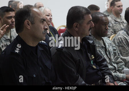 Les membres de la police irakienne recevoir un mémoire le jour de l'élection de la sécurité à base d'Warrior, l'Iraq, le 28 février. Le mémoire inclus les forces américaines, les forces de sécurité irakiennes et le comité des élections provinciales. Bref, la sécurité des élections iraquiennes Kirkouk Province 256717 Banque D'Images