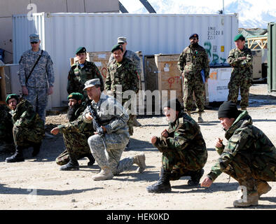 La province de Logar, Afghanistan - Armée américaine Sgt. 1re classe Paul Makwakwa, de Greensboro, N.C., 1er bataillon du 503e Régiment d'infanterie, présente et explique les techniques de mouvement de soldats de l'Armée nationale afghane de la 2e et 6e Kandak, 201e Corps canadien, dans le cadre de l'équipe de classe formation Mouvement leur premier cours de dirigeants supérieurs à la base d'opérations avancée Airborne dans la province de Logar, 28 février- 4 mars. (Photo par circuit de l'armée américaine. Michael Sword, Groupe de travail des affaires publiques de la baïonnette) Cours permet de former les soldats de l'Armée nationale afghane, développe des dirigeants 260592 Banque D'Images