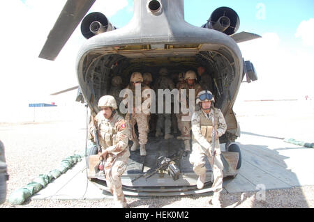 Les commandos de la 10e Division d'armée irakienne pré-conduite combinée de la Force de réaction de l'antenne élections répétitions avec les conseillers du 4e Bataillon, 6e Régiment d'infanterie de l'armée régulière "d'urgence" au site d'exploitation, Rassemblement pour la culture et la près de Amara, l'Iraq Mar. 2. Sous la direction de dirigeants iraquiens, le C-ARF peut être déployée dans les zones rurales pour renforcer la présence de la sécurité et de répondre aux menaces. Les forces de sécurité irakiennes sont en tête pour les élections Opérations de sécurité. Le bataillon est déployé à partir de Fort Bliss, Texas avec 4e Brigade, 1st Armored Division afin de conseiller et d'aider les forces de sécurité irakiennes dans Maysan pr Banque D'Images