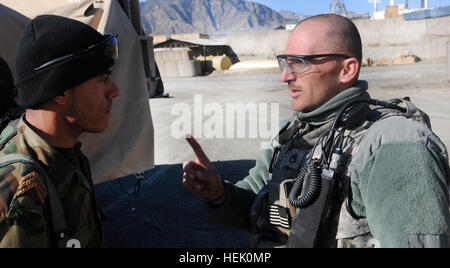 100301-A-2095R-011 : la province de Paktya, Afghanistan -- Le s. de l'armée américaine. Jeremy L. Hancock de Payson, Utah, avec la Compagnie Alpha, 405e Bataillon des affaires civiles basé à Pleasant Grove, Utah, parle avec un soldat de l'Armée nationale afghane au cours d'une mission d'assistance civile à Jani Kheyl à base d'Chimcani, le 2 mars. Hancock a avisé des soldats du 203e Corps de l'ANA Thunder, qui ont planifié et effectué la mission, qui a rendu les vêtements par temps froid, des couvertures, des radios, des cuisinières et des fournitures scolaires. (Photo prise par le sergent de l'armée américaine. Andrew R. Reagan, 304th Détachement des affaires publiques) Lig Banque D'Images