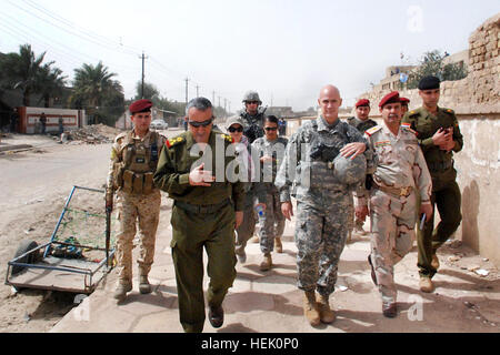 Le brigadier de l'armée iraquienne. Le général Ali Hameed, 10e Division d'armée irakienne traite de la sécurité des élections avec le colonel de l'armée américaine Peter Newell, chef de brigade, 4e Brigade, 1e Division blindée, lors de besoins spéciaux dans vote Amara, le 4 mars. Ali invité Newell pour visiter les lieux de scrutin utilisé par l'armée iraquienne. Newell's brigade est déployée à partir de Fort Bliss, Texas, pour conseiller et aider les forces de sécurité irakiennes dans la région de Dhi Qar, Maysan et provinces de Muthanna. Discuter de la sécurité pour les commandants des élections parlementaires iraquiennes en Amara 2010-03-04 Banque D'Images