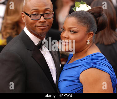 Mo'nique et mari Sidney Hicks profiter de l'instant sur le tapis rouge à la 82e soirée des Oscars le 7 mars 2010 à Hollywood. Mo'nique a reçu l'Oscar du meilleur second rôle féminin 'Precious : D'après le roman 'Push' by Sapphire.' 82e Academy Awards, Mo'Nique et Sidney Hicks Banque D'Images