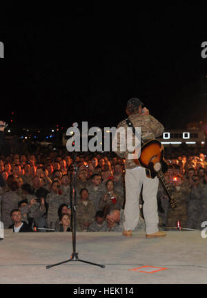 Toby Keith réalise pour plus de 1 000 membres du service sur l'aérodrome de Bagram, le 29 avril. Keith est à sa 10e USO/Forces armées d''animation. 'J'ai rencontré tellement de grand, courageux, hommes et femmes au fil des ans et avait tant de merveilleuses expériences que j'arrive à peine à se souvenir de tous," a déclaré Keith dans un communiqué de presse. 'Une chose est sûre, j'aime travailler avec l'USO, J'aime nos troupes du pays, et je ne jamais arrêter de faire ma part pour exprimer mes remerciements." Toby Keith joue l'air de Bagram, en Afghanistan 568627 Banque D'Images