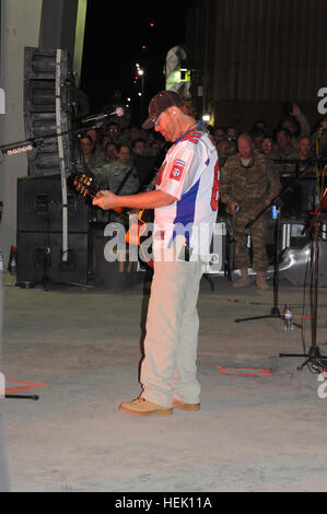 Toby Keith exécute pour le compte d'une foule de plus de 1 000 membres du service sur l'aérodrome de Bagram, le 29 avril. Keith effectuée à partir de morceaux tout au long de sa carrière, y compris un hommage à son ami et compagnon de chasse, Ted Nugent. Il a exécuté "American Soldier" et "Avec la permission de la Red, White and Blue' comme sa encore. Toby Keith joue l'air de Bagram, en Afghanistan 568633 Banque D'Images