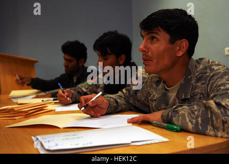 Interprètes de base d'éclairs à Gardez, Afghanistan, vérifier des soldats de l'Armée nationale afghane dans la région pour la partie médicale de l'état de préparation au traitement soldat du camp de base de l'ANA Thunder clinique, à Gardez aussi. Photo de l'Armée américaine par la CPS. Luke S. Austin, photojournaliste Traitement 174398 Préparation Soldat Banque D'Images