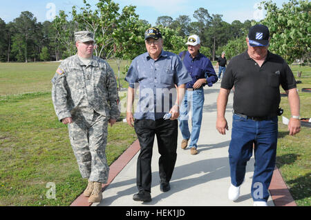 Le sergent-chef. Timothy Curran, sergent-major des opérations pour le 1er Bataillon, 76e Régiment d'artillerie de campagne, l'équipe de combat de la 4e Brigade d'infanterie, 3ème Division d'infanterie, les escortes 76e FA anciens combattants pendant leur tournée de Fort Stewart, le 27 avril. La tour réunis l'ancienne tête de chien avec les soldats de la Division de la Marne ils ont servi pendant la guerre de Corée Vietnam un. La réunion d'anciens combattants avec FA réunit la Division Marne 120430-A-EC832-033 Banque D'Images