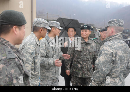 Le Sgt. Hwang Seung-man, de Busan, Corée du Sud, le bureau de liaison hauts KATUSA affectés au siège et le siège batterie, 210e Brigade d'artillerie, 2e Division d'infanterie se traduit pour le lieutenant-colonel Donald Potoczny, le commandant du 1er Bataillon, 38e Régiment d'artillerie, 210e Brigade d'artillerie, et le lieutenant-colonel Jung Jung-gyu, le chef d'affaires de l'école de la République de Corée dans l'École d'Artillerie de la piscine du moteur du bataillon du 9 décembre 2013 sur le Camp Casey, la Corée du Sud. (U.S. Photo de l'armée par le Sgt. Kim Han-byeol, FA 210 BDE PAO) les dirigeants de l'École d'artillerie de ROK visiter 210E FA B Banque D'Images