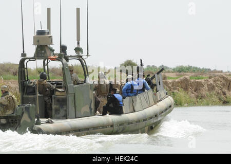 La patrouille de la police irakienne le Tigre, dans le sud de Maysan avec détachement de conseillers de la Marine américaine, 2 Escadron de rivière 3. La patrouille de la rivière s'est posé à plusieurs petits villages où l'IP discuté de sécurité et d'autres problèmes avec les résidents locaux. Les marins sont fixés au 4e Bataillon, 6e Régiment d'infanterie, déployés à partir de Fort Bliss, Texas, pour conseiller et aider les forces de sécurité irakiennes. Vedettes fluviales, 270623 Banque D'Images