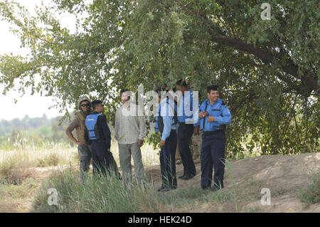 La patrouille de la police irakienne le Tigre, dans le sud de Maysan avec détachement de conseillers de la Marine américaine, 2 Escadron de rivière 3. La patrouille de la rivière s'est posé à plusieurs petits villages où l'IP discuté de sécurité et d'autres problèmes avec les résidents locaux. Les marins sont fixés au 4e Bataillon, 6e Régiment d'infanterie, déployés à partir de Fort Bliss, Texas, pour conseiller et aider les forces de sécurité irakiennes. Vedettes fluviales, 270632 Banque D'Images