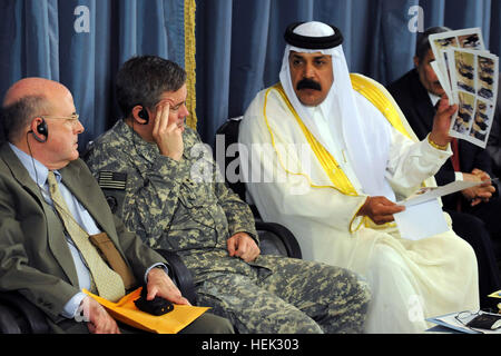 Ayyad Shaykh al-Juburi, le président du Conseil de la ceinture de Bagdad, tenue le 29 avril au lieu d'exploitation d'urgence la prospérité, expose des photographies aux membres du Conseil concernant les actions des forces de sécurité irakiennes, comme le général Terry Wolff, le général commandant de la 1st Armored Division et la Division des États-Unis - Centre écoute. Au cours de la réunion, divers dirigeants militaires et civils ont eu l'occasion d'aborder les questions et les solutions par la discussion dans un forum ouvert de l'environnement. Les dirigeants de Bagdad se rassembler, discuter des préoccupations 274999 Banque D'Images