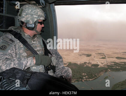 Le colonel Mark R. bégayer, commandant de la 1 Brigade, 82e Division aéroportée (conseiller et assister les montres Brigade), une tempête de poussière soufflent vers l'Euphrate et son hélicoptère UH-60 Black Hawk, le 10 mai 2010, comme il se déplace à l'ouest de l'Euphrate Valley Regional Security Conference à frapper, l'Iraq, le jour suivant. Les tempêtes de poussière sont communs dans les zones arides de l'Iraq Al Anbar province. Tempête de poussière sur Anbar 280254 Banque D'Images