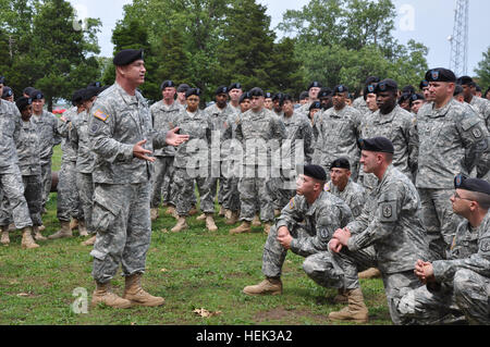 Le Sgt commande. Le major Dennis Carey, qui est le premier chef de soldats des forces américaines, parle avec la commande 193e Bataillon de soutien de la Brigade des soldats, 4e Brigade d'amélioration de Manœuvre à Fort Leonard Wood, Missouri, le 13 mai. La 4e Bam a récemment atteint 500 jours sans un incident de sécurité. CSM FORSCOM 4e Bam 280537 visites Banque D'Images