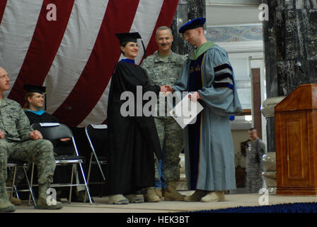 Tout d'abord le Lieutenant John Saindon Jr (à droite), des opérations et de l'environnement désigné avec le 13e Corps expéditionnaire (commande de maintien en puissance), et d'un natif de San Antonio, la Nova Southeastern University reçoit un doctorat en sciences de la santé education centre certificat peut 17 de Brig. Le général Donald J. Currier (centre), commandant de la 49e Brigade de police militaire, et Carolyn L. Baker (à gauche), chef de programmes de formation continue, Bureau du secrétaire à la défense, au palais Al Faw au camp de la liberté, de l'Iraq. (Photo par : SPC. Bodner Britney) le travail acharné et l'humilité, l'agent de l'environnement se développe dans l'Iraq 286323 Banque D'Images