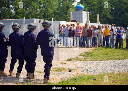 Kosovo La police anti-émeute a rester ferme comme une foule grandissante devient violent lors d'un exercice d'entraînement tenue au Camp Atterbury manoeuvre commune Centre de formation dans le centre de l'Indiana le 27 mai. Les policiers font partie de la Force opérationnelle multinationale - est, en ce moment de la formation de la prochaine rotation des forces américaines de la préparation pour le déploiement au Kosovo. Les forces du Kosovo 13 former à un déploiement en tant que médias, les visiteurs 283664 Banque D'Images